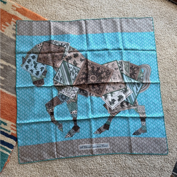 Hermès Silk Scarf with Equestrian Horse Shoe Print 90cm with Box! - Picture 2 of 8